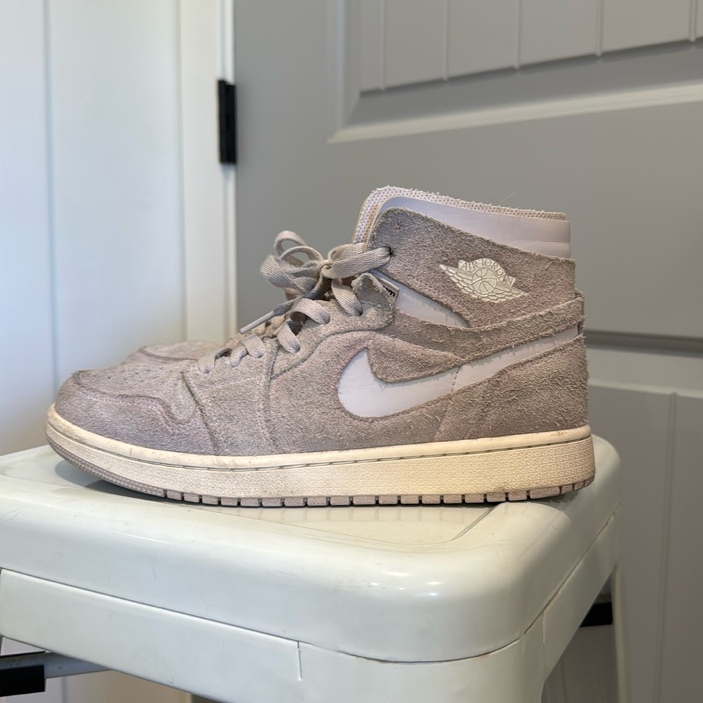 Jordan‘s mid light purple suede